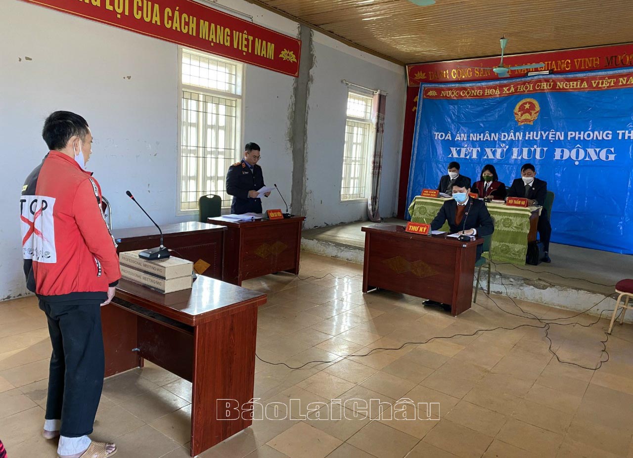 Tòa án Nhân dân huyện Phong Thổ xét xử lưu động bị cáo Tẩn Láo Xì về tội tàng trữ trái phép chất ma túy tại xã Sin Suối Hồ. 